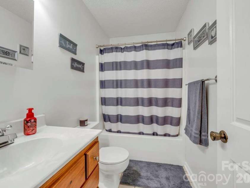 655 Overlook Drive, Spruce Pine, NC 28777.  MLS# CAR4415522, YatesRealty ID 6376. 