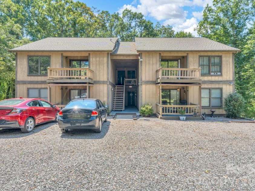 655 Overlook Drive, Spruce Pine, NC 28777.  MLS# CAR4415522, YatesRealty ID 6376. 