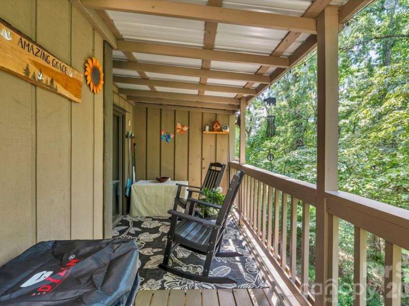655 Overlook Drive, Spruce Pine, NC 28777.  MLS# CAR4415522, YatesRealty ID 6376. 