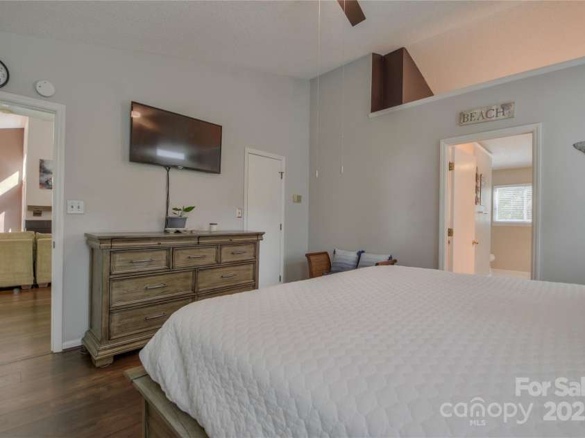 2731 Bishopton Place, Charlotte, NC 28216.  MLS# CAR4242664, YatesRealty ID 6378. 