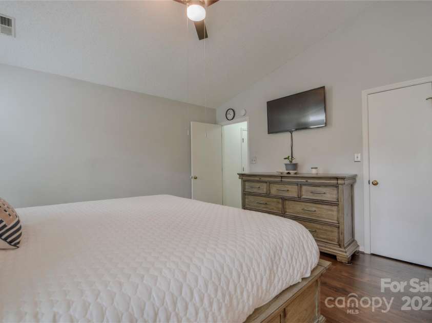 2731 Bishopton Place, Charlotte, NC 28216.  MLS# CAR4242664, YatesRealty ID 6378. 