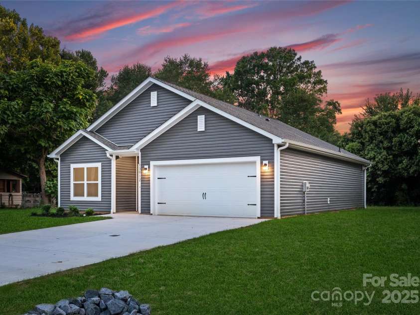 2940 21st Street Lane, Hickory, NC 28601.  MLS# CAR4320296, YatesRealty ID 638. 