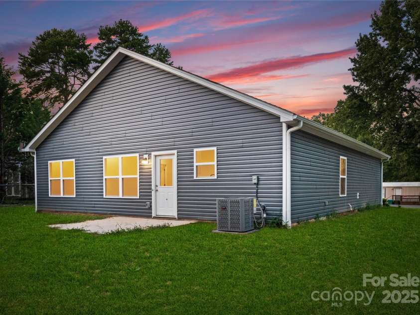 2940 21st Street Lane, Hickory, NC 28601.  MLS# CAR4320296, YatesRealty ID 638. 