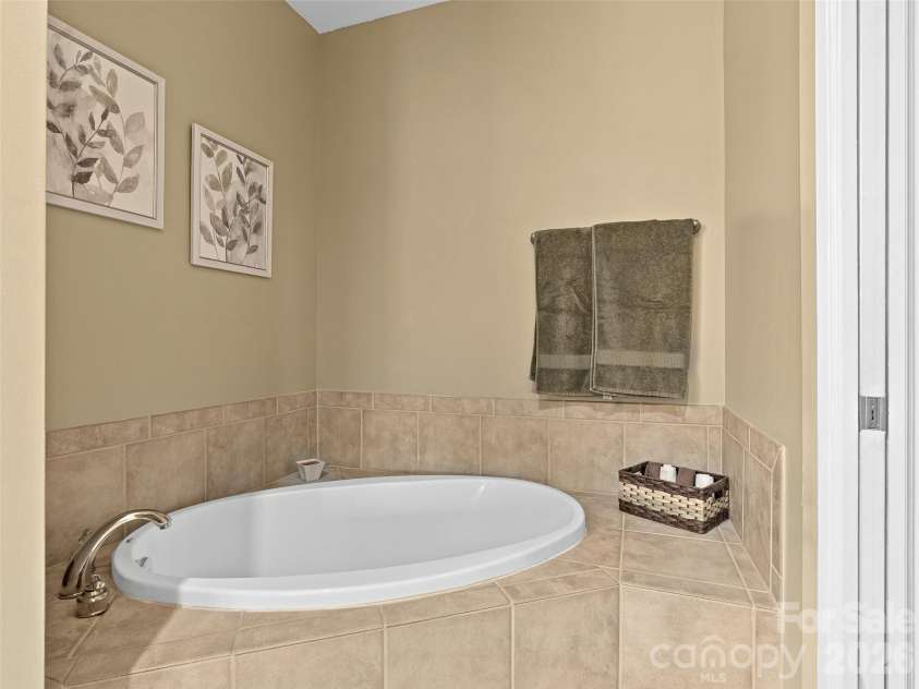 9 Kenilworth Knoll, Asheville, NC 28805.  MLS# CAR4357056, YatesRealty ID 6380. 