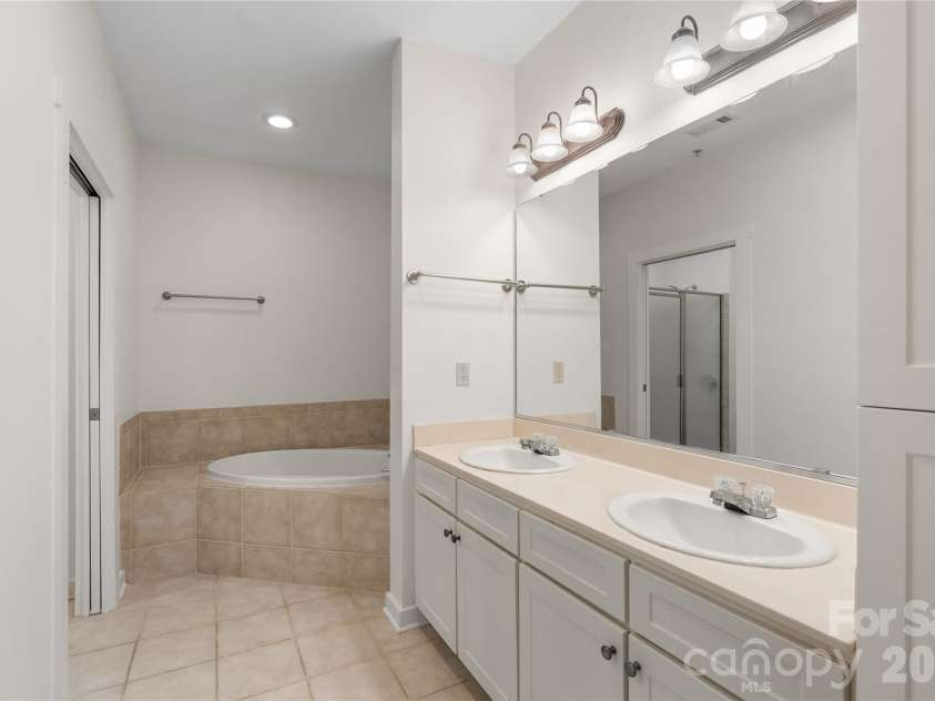 9 Kenilworth Knoll, Asheville, NC 28805.  MLS# CAR4388816, YatesRealty ID 6380. Primary Bathroom