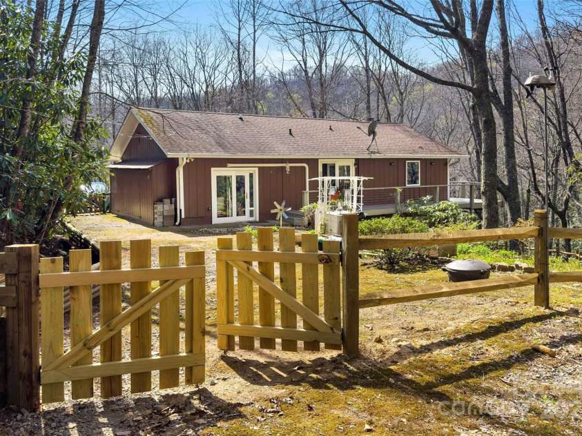 30 Red Oak Forest Road, Fairview, NC 28730.  MLS# CAR4247344, YatesRealty ID 6381. 