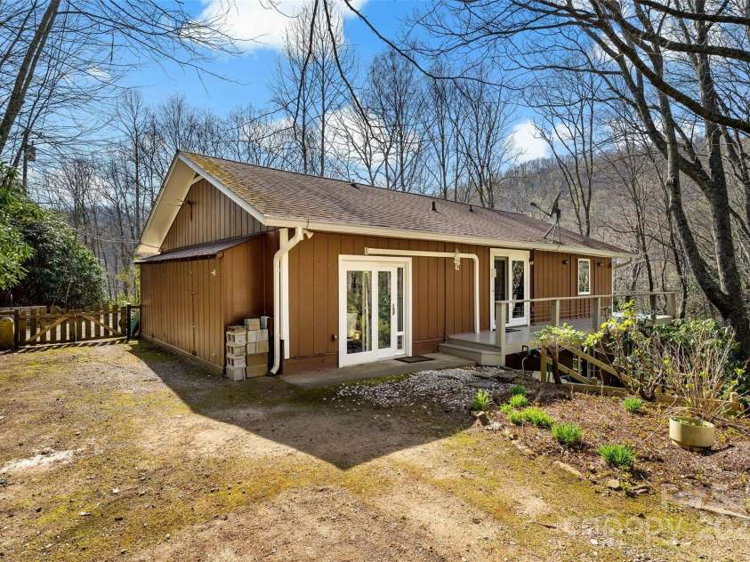 30 Red Oak Forest Road, Fairview, NC 28730.  MLS# CAR4247344, YatesRealty ID 6381. 