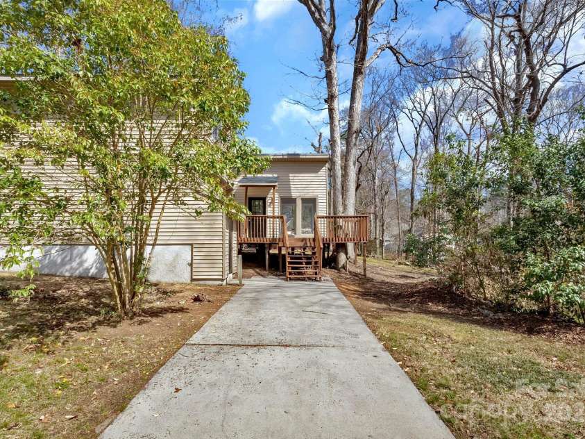 2406 Brook Canyon Drive, Charlotte, NC 28212.  MLS# CAR4237625, YatesRealty ID 6382. 