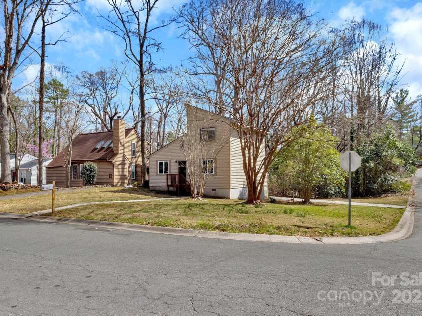 2406 Brook Canyon Drive, Charlotte, NC 28212.  MLS# CAR4237625, YatesRealty ID 6382. 