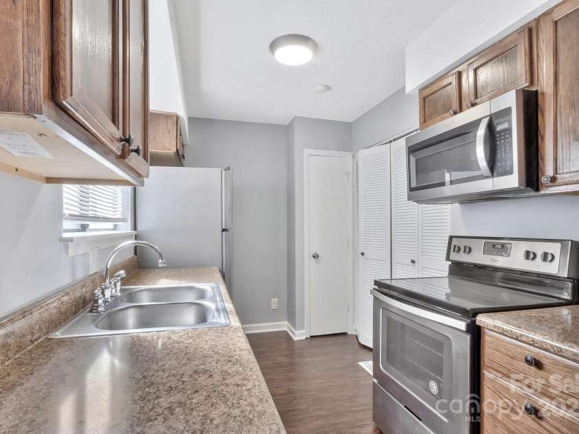 2406 Brook Canyon Drive, Charlotte, NC 28212.  MLS# CAR4237625, YatesRealty ID 6382. 