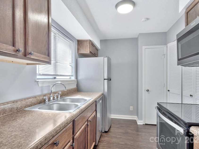 2406 Brook Canyon Drive, Charlotte, NC 28212.  MLS# CAR4237625, YatesRealty ID 6382. 