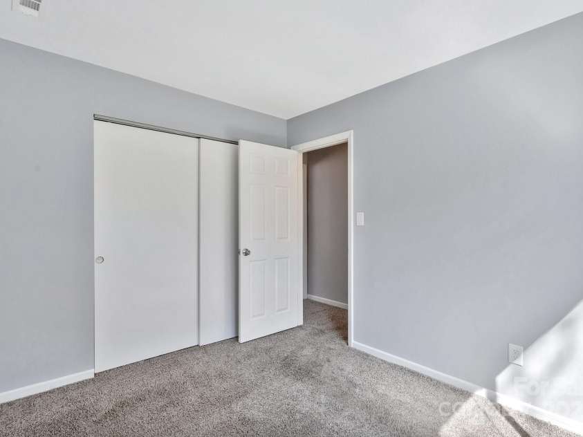 2406 Brook Canyon Drive, Charlotte, NC 28212.  MLS# CAR4237625, YatesRealty ID 6382. 