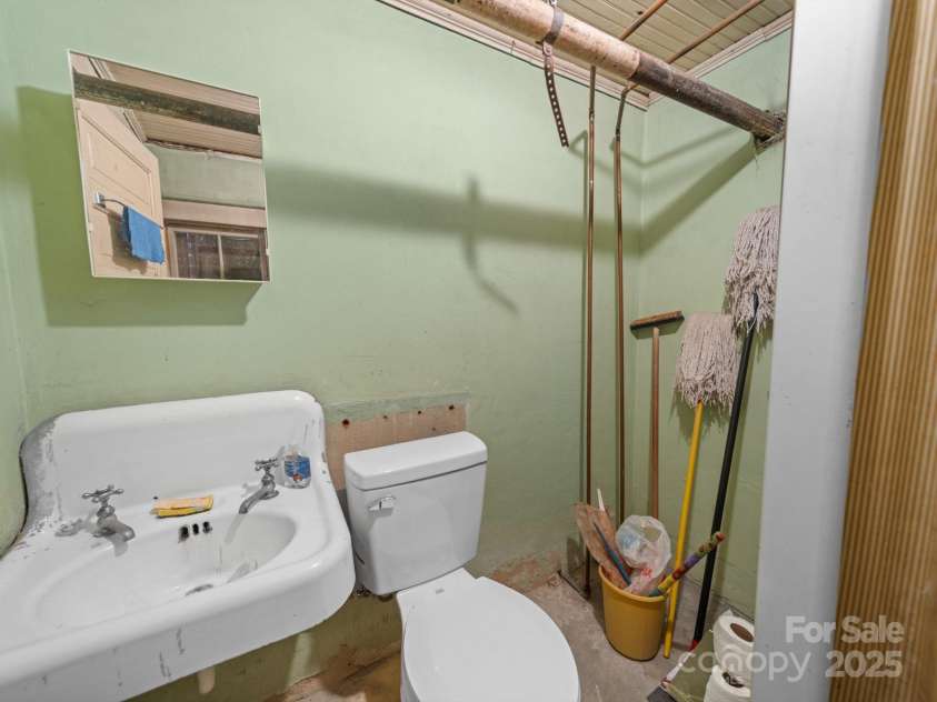 208 Park Avenue, Wadesboro, NC 28170.  MLS# CAR4243171, YatesRealty ID 6383. 