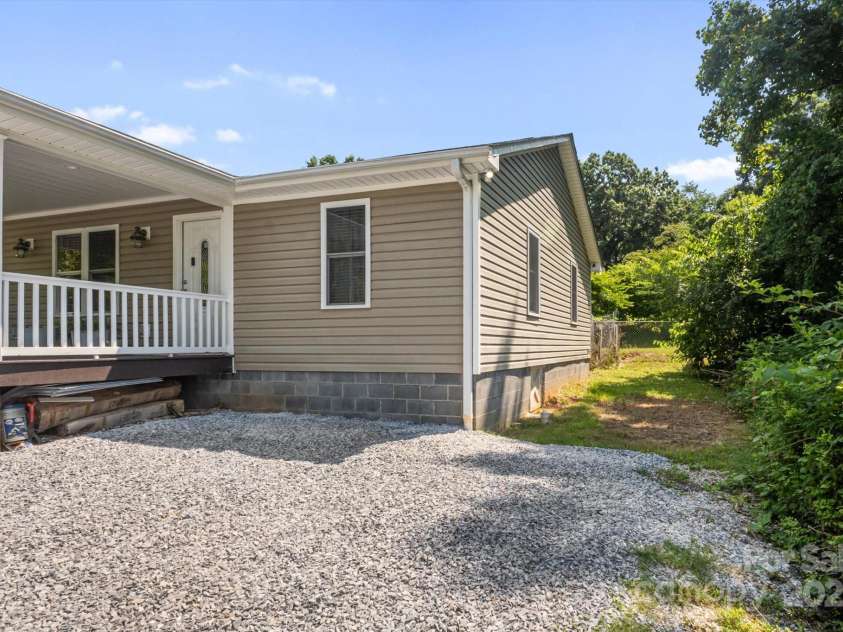 40 Alabama Avenue, Marion, NC 28752.  MLS# CAR4277488, YatesRealty ID 6383. 
