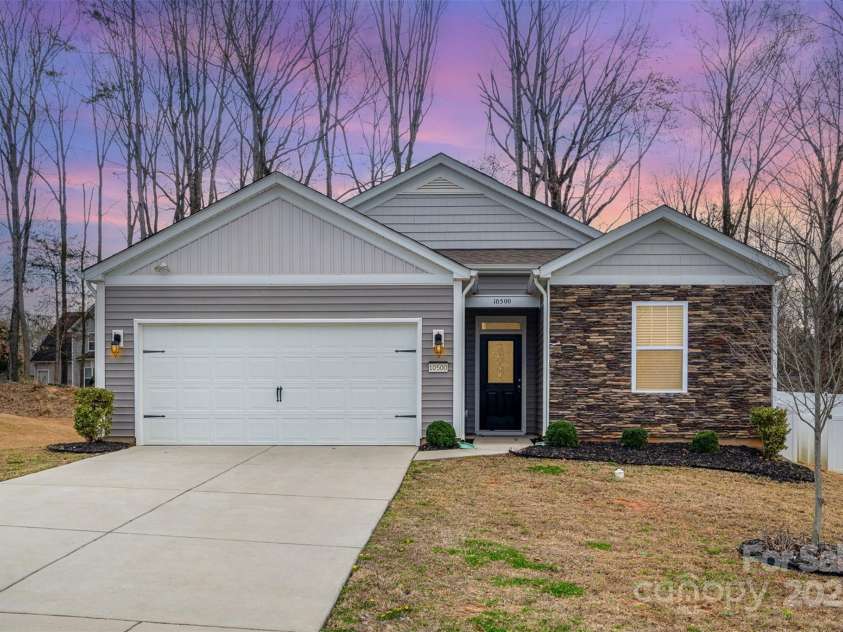 10500 Bradstreet Commons Way, Charlotte, NC 28215.  MLS# CAR4237915, YatesRealty ID 6384. 