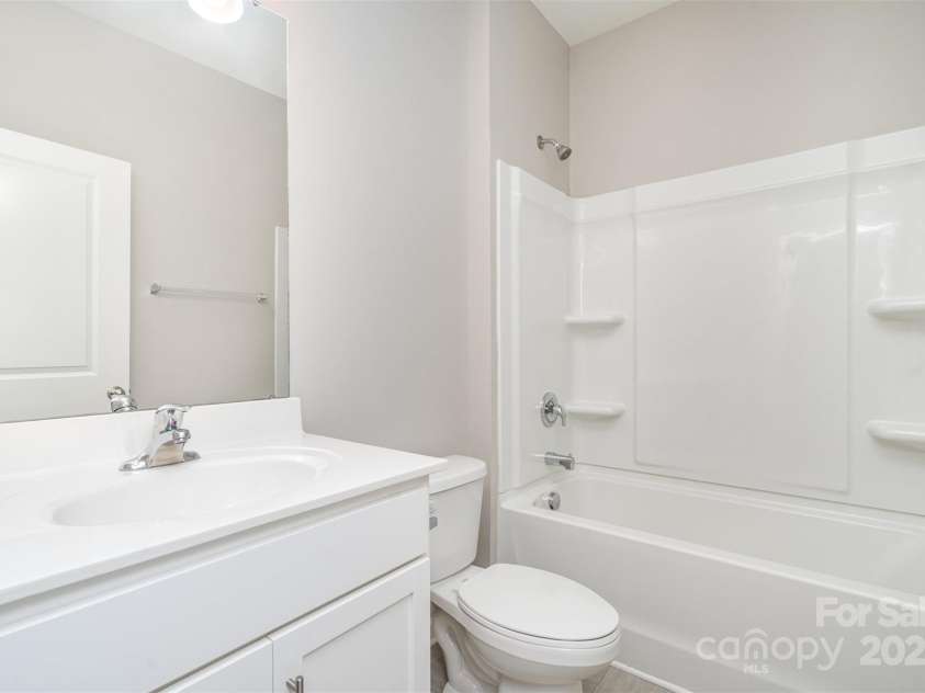 10500 Bradstreet Commons Way, Charlotte, NC 28215.  MLS# CAR4237915, YatesRealty ID 6384. 