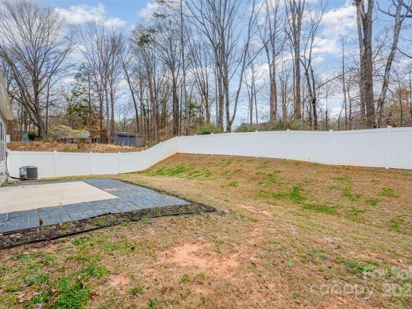 10500 Bradstreet Commons Way, Charlotte, NC 28215.  MLS# CAR4237915, YatesRealty ID 6384. 