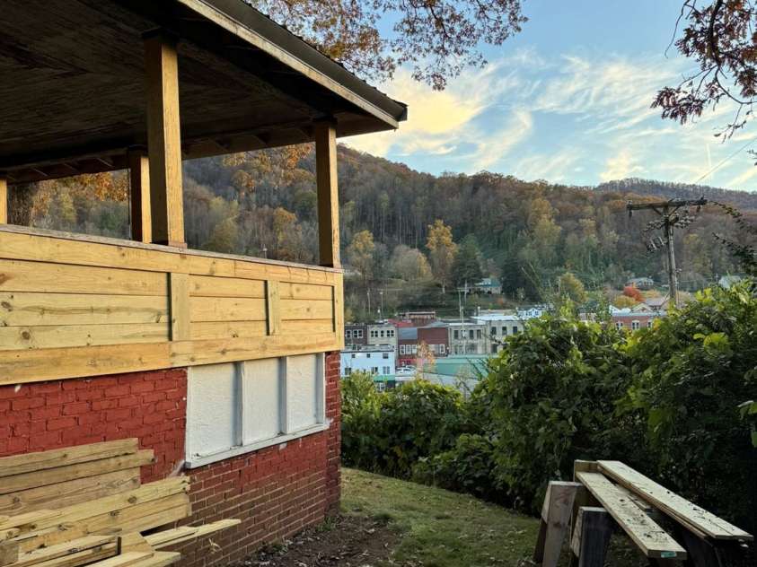 16 Drury Lane, Sylva, NC 28779.  MLS# CAR4320345, YatesRealty ID 639. 