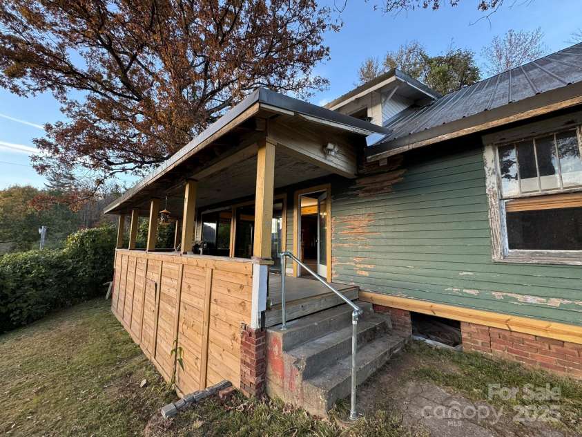 16 Drury Lane, Sylva, NC 28779.  MLS# CAR4320345, YatesRealty ID 639. 