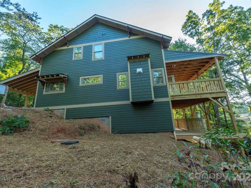 105 Bartram Way, Black Mountain, NC 28711.  MLS# CAR4330649, YatesRealty ID 6391. Beautifully Constructed Cottage.