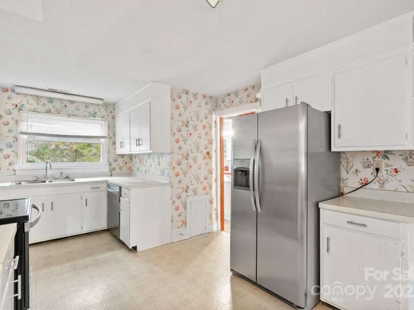 474 Main Street, Mars Hill, NC 28754.  MLS# CAR4228521, YatesRealty ID 6392. 