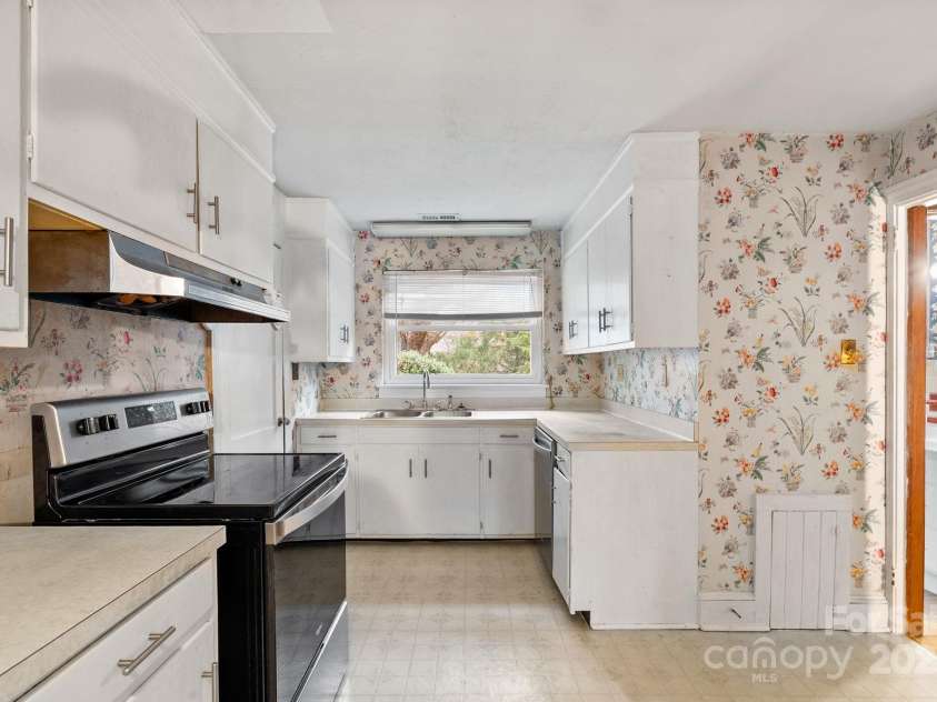 474 Main Street, Mars Hill, NC 28754.  MLS# CAR4228521, YatesRealty ID 6392. 