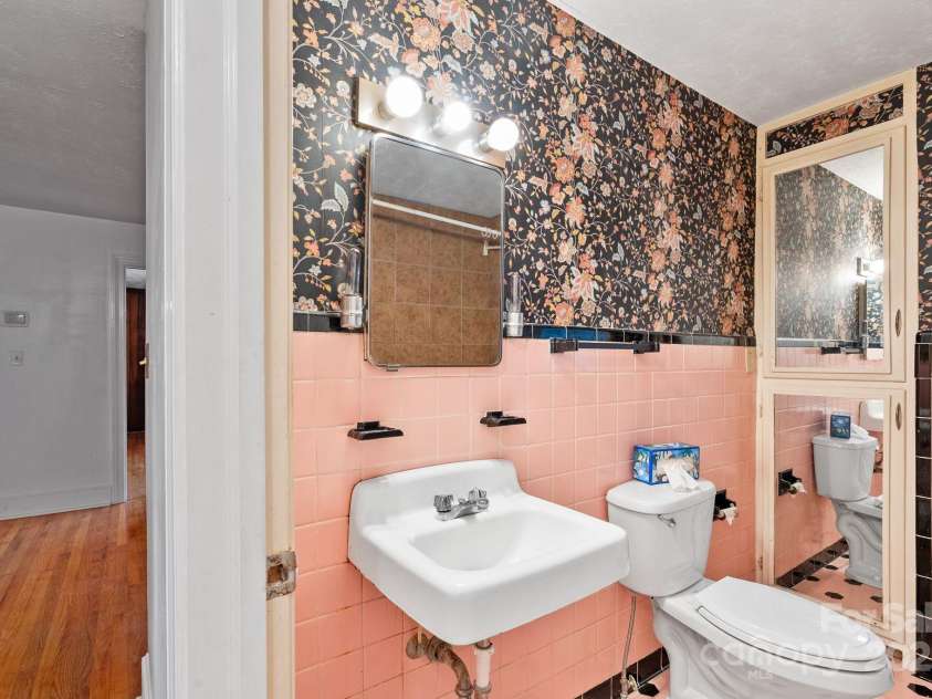 474 Main Street, Mars Hill, NC 28754.  MLS# CAR4228521, YatesRealty ID 6392. 