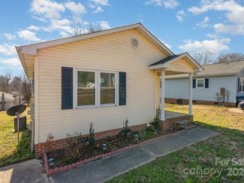 222 Alabama Avenue, Bessemer City, NC 28016.  MLS# CAR4208114, YatesRealty ID 6394. 