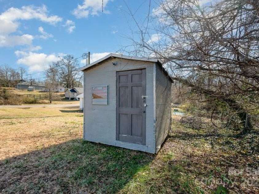 222 Alabama Avenue, Bessemer City, NC 28016.  MLS# CAR4208114, YatesRealty ID 6394. 