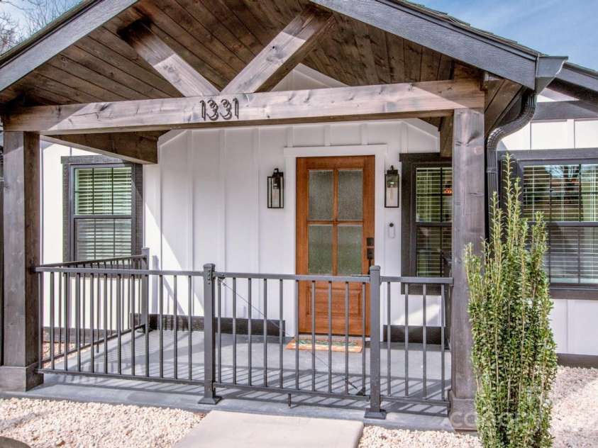 1331 14th Street, Hickory, NC 28601.  MLS# CAR4232871, YatesRealty ID 6395. 