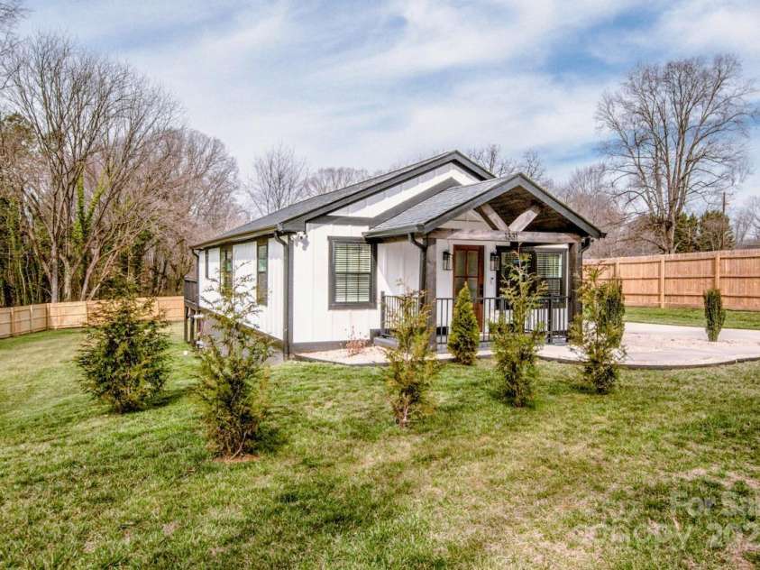 1331 14th Street, Hickory, NC 28601.  MLS# CAR4232871, YatesRealty ID 6395. 