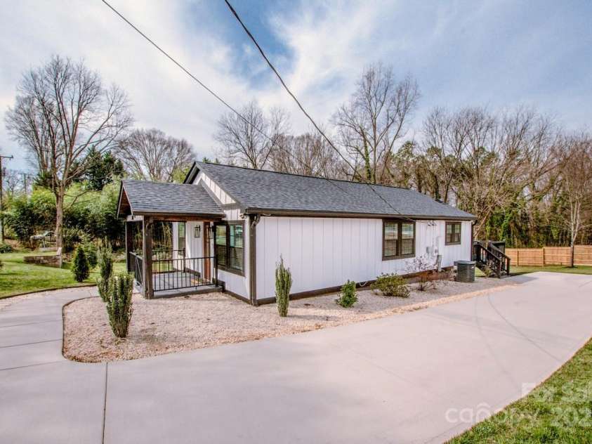 1331 14th Street, Hickory, NC 28601.  MLS# CAR4232871, YatesRealty ID 6395. 