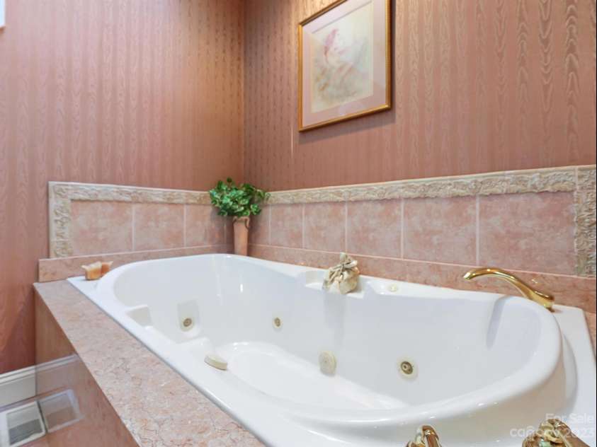 136 Rumbling Bald Road, Lake Lure, NC 28746.  MLS# CAR4093913, YatesRealty ID 64. Primary bath tub