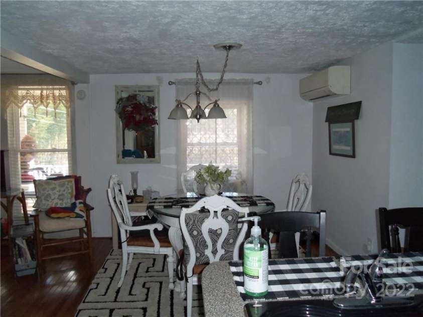 675 Harris Street, Spruce Pine, NC 28777.  MLS# CAR3880075, YatesRealty ID 640. Breakfast nook