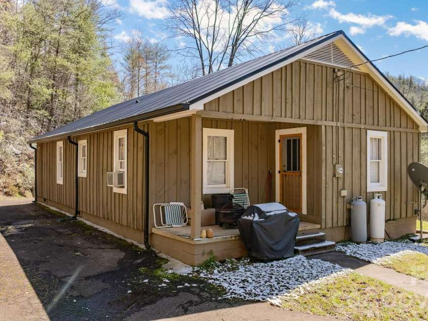 2202 NC 226A Highway, Marion, NC 28752.  MLS# CAR4358690, YatesRealty ID 6402. 