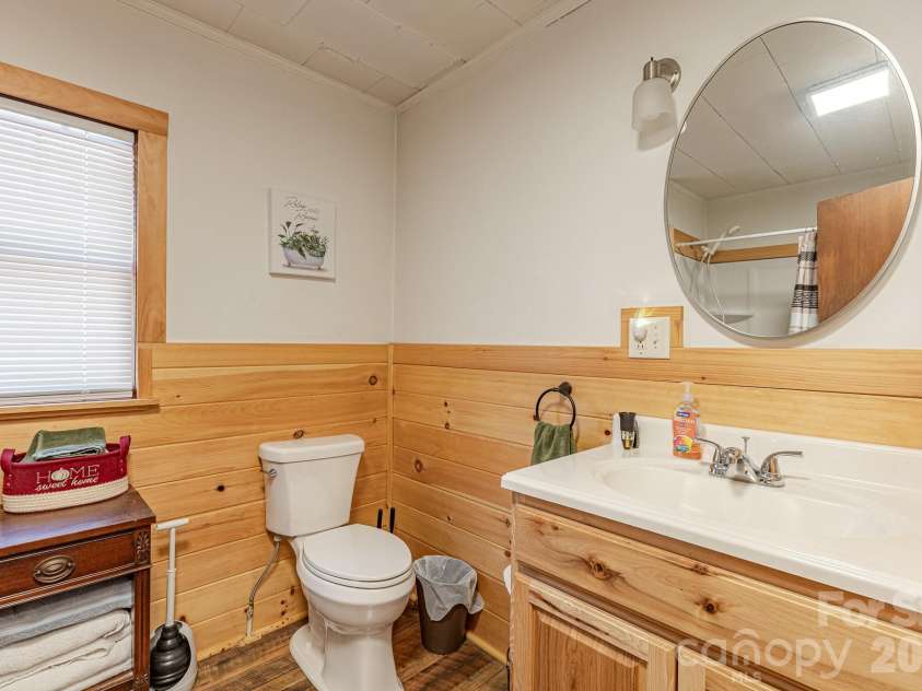 2202 NC 226A Highway, Marion, NC 28752.  MLS# CAR4358690, YatesRealty ID 6402. Full bath in hallway between bedrooms