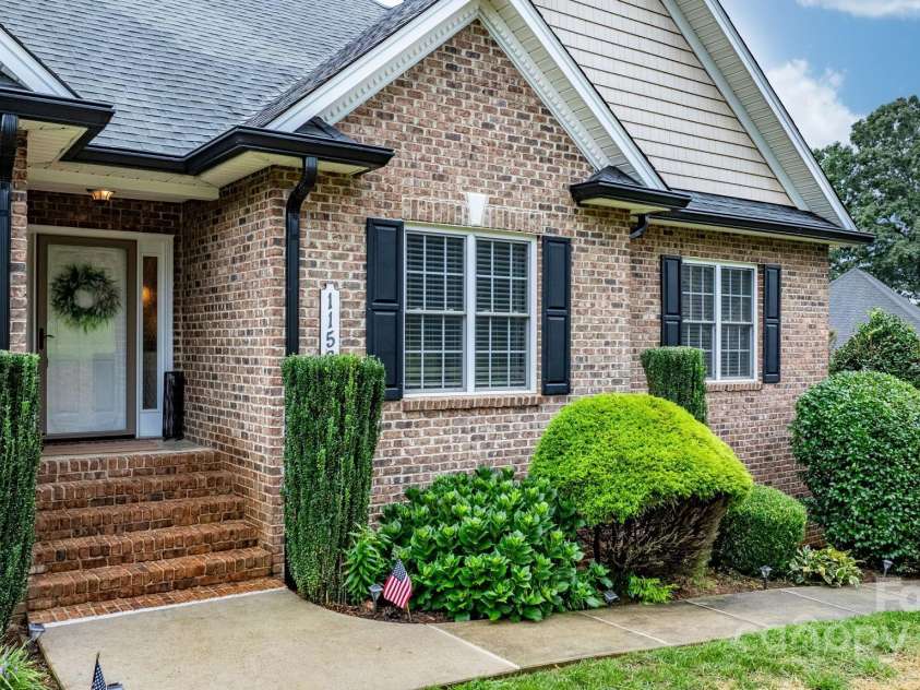 1158 Waterford Drive, Hickory, NC 28602.  MLS# CAR4297043, YatesRealty ID 6406. 