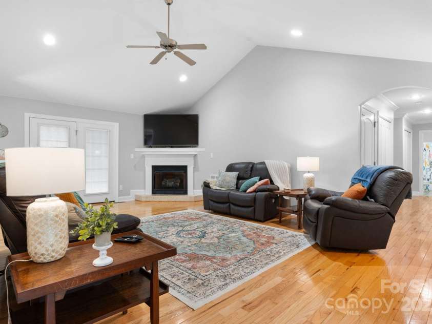 1158 Waterford Drive, Hickory, NC 28602.  MLS# CAR4297043, YatesRealty ID 6406. 