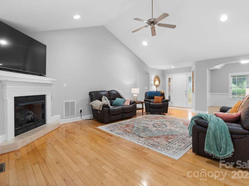 1158 Waterford Drive, Hickory, NC 28602.  MLS# CAR4297043, YatesRealty ID 6406. 