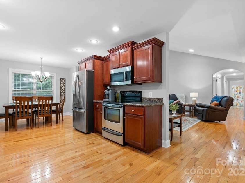 1158 Waterford Drive, Hickory, NC 28602.  MLS# CAR4297043, YatesRealty ID 6406. 