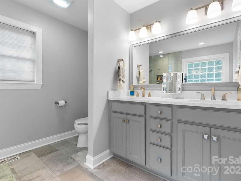 1158 Waterford Drive, Hickory, NC 28602.  MLS# CAR4297043, YatesRealty ID 6406. 