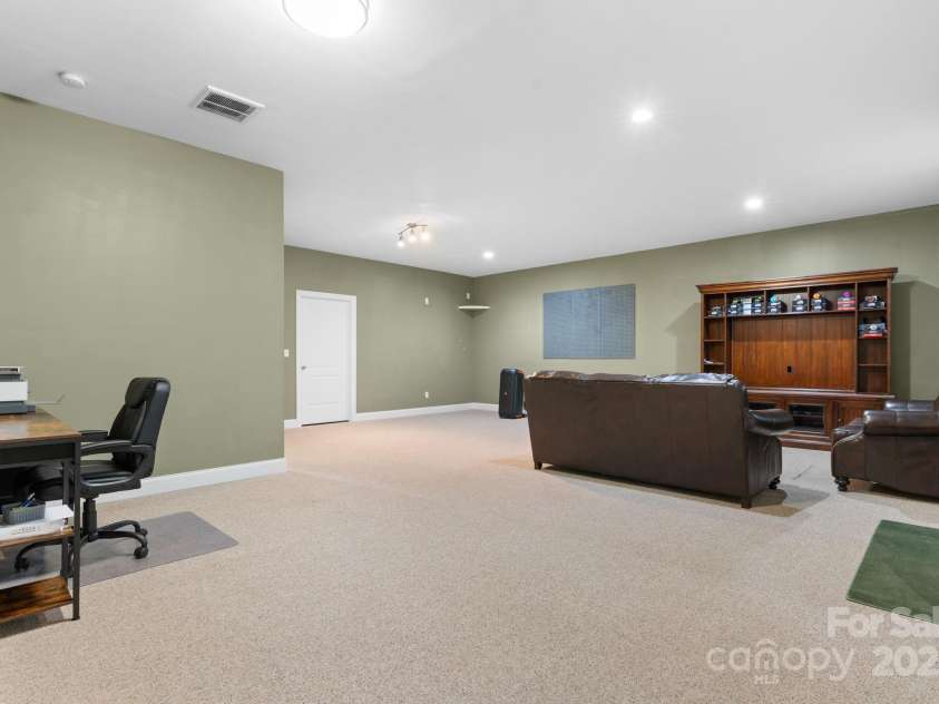 1158 Waterford Drive, Hickory, NC 28602.  MLS# CAR4297043, YatesRealty ID 6406. 