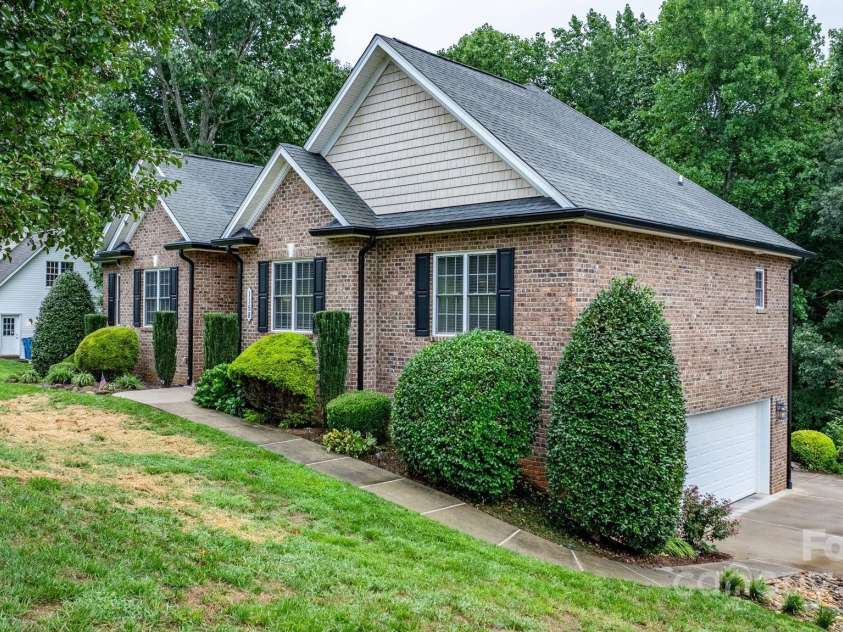 1158 Waterford Drive, Hickory, NC 28602.  MLS# CAR4297043, YatesRealty ID 6406. 