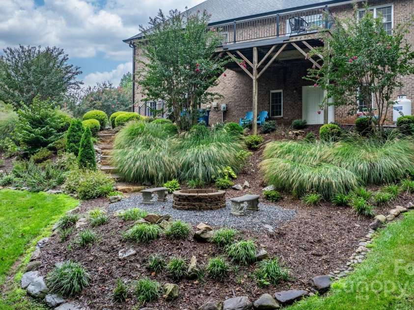 1158 Waterford Drive, Hickory, NC 28602.  MLS# CAR4297043, YatesRealty ID 6406. 