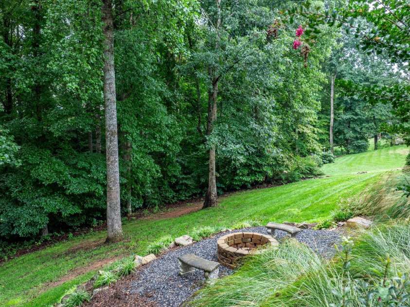 1158 Waterford Drive, Hickory, NC 28602.  MLS# CAR4297043, YatesRealty ID 6406. 