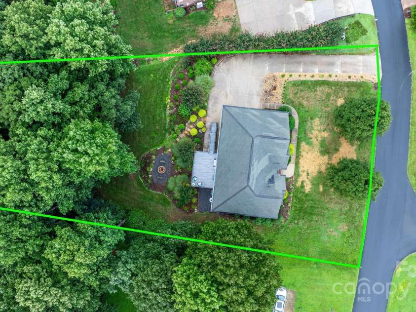 1158 Waterford Drive, Hickory, NC 28602.  MLS# CAR4297043, YatesRealty ID 6406. 