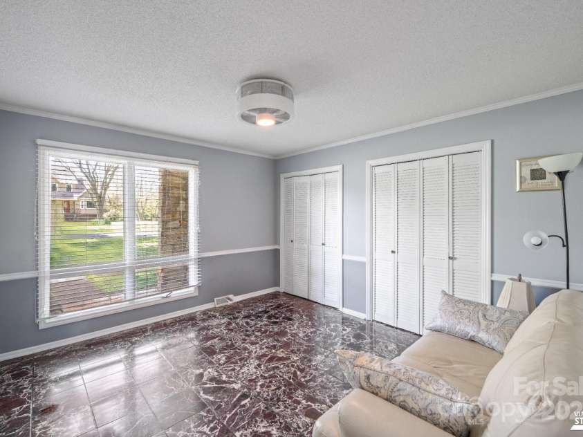 118 Lakewood Drive, Kings Mountain, NC 28086.  MLS# CAR4241984, YatesRealty ID 6408. Flex space/Office