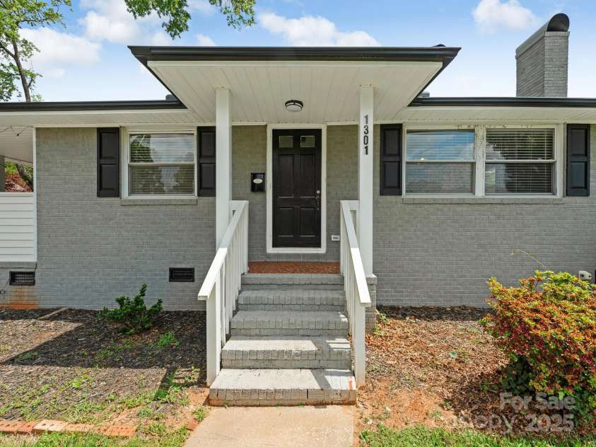 1301 Kings Drive, Charlotte, NC 28207.  MLS# CAR4253183, YatesRealty ID 6409. 