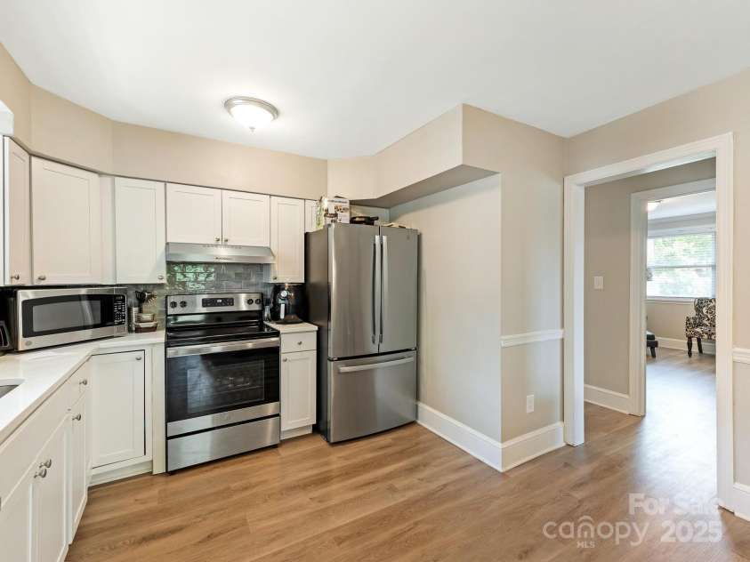 1301 Kings Drive, Charlotte, NC 28207.  MLS# CAR4253183, YatesRealty ID 6409. 