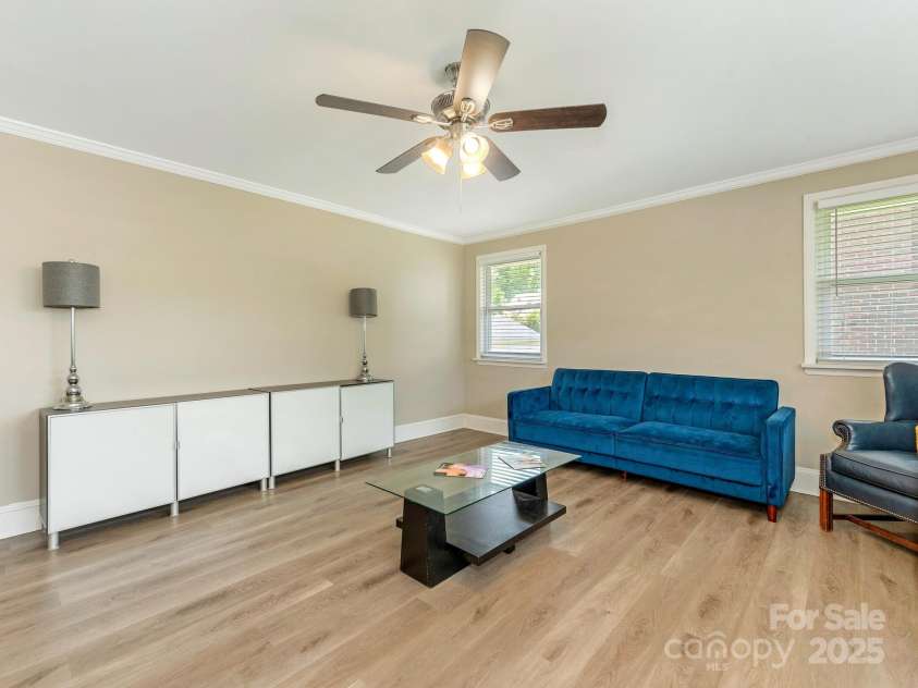 1301 Kings Drive, Charlotte, NC 28207.  MLS# CAR4253183, YatesRealty ID 6409. 